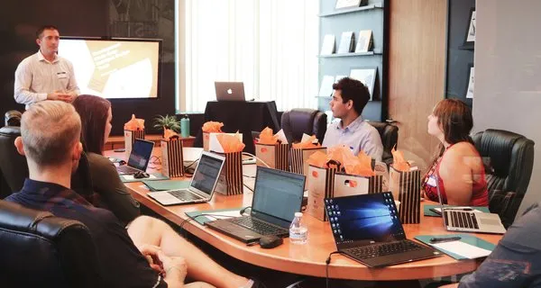Tim diskutuje strategiju digitalnog online marketinga i oglašavanja